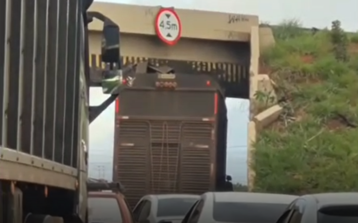 Carreta entalada no pontilhão do Alvorada