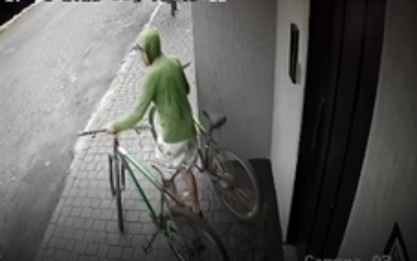 Imagem de câmera de segurança do homem furtando as bicicletas.