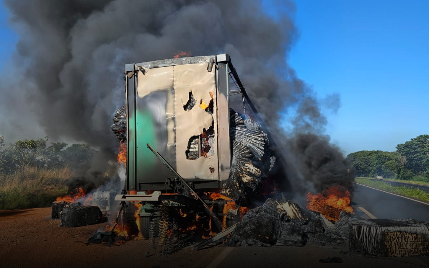 Imagem da carreta atingida por incêndio.