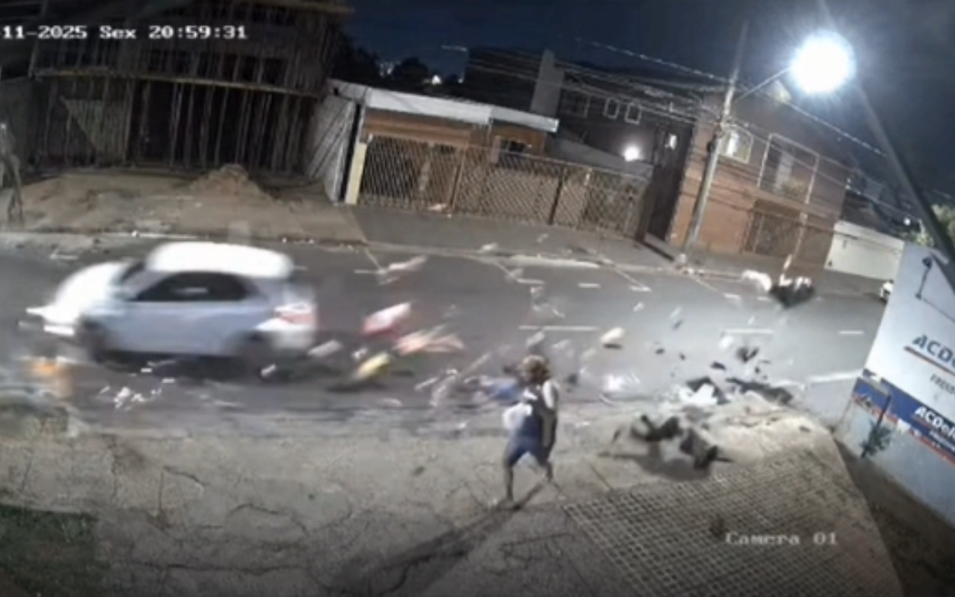 Imagem de câmeras de segurança registrando o momento do atropelamento.
