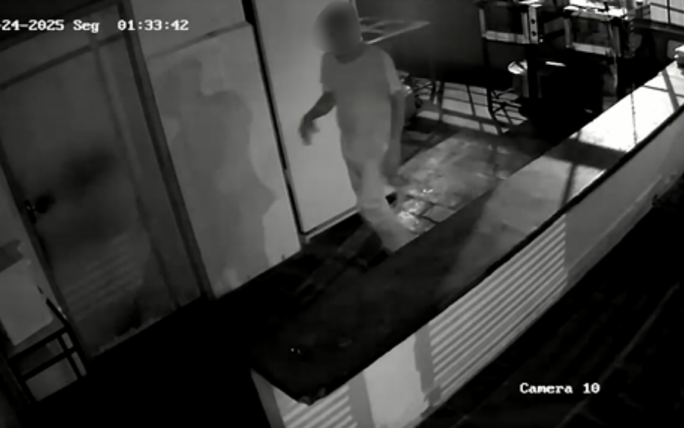 Imagem de câmera de segurança registrando momento do furto.