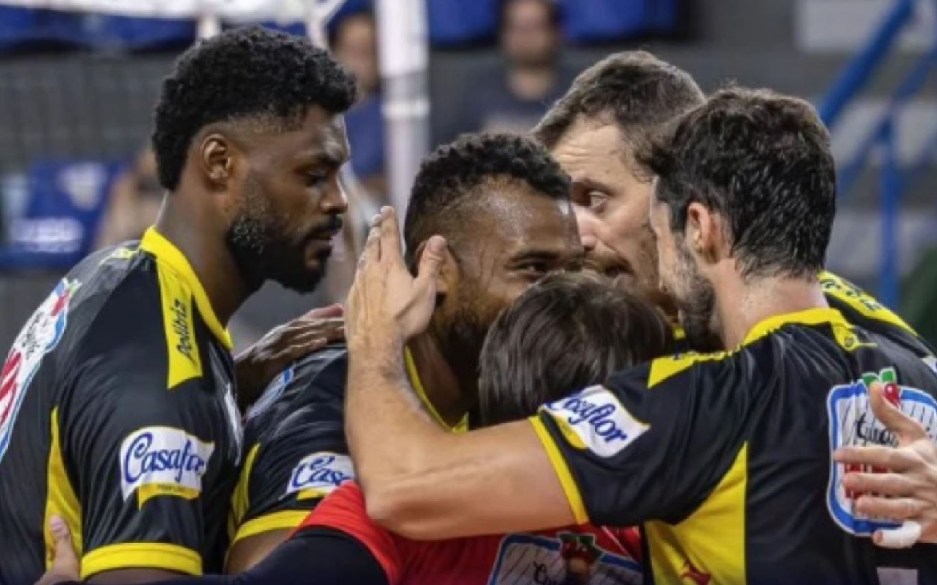 Jogadores do Praia Clube Uberlândia em jogo da temporada 2025/2026.