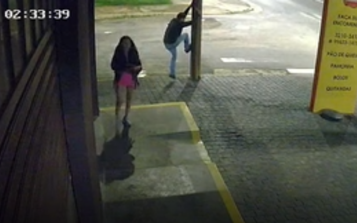 Casal de ladrões em ação durante a madrugada.