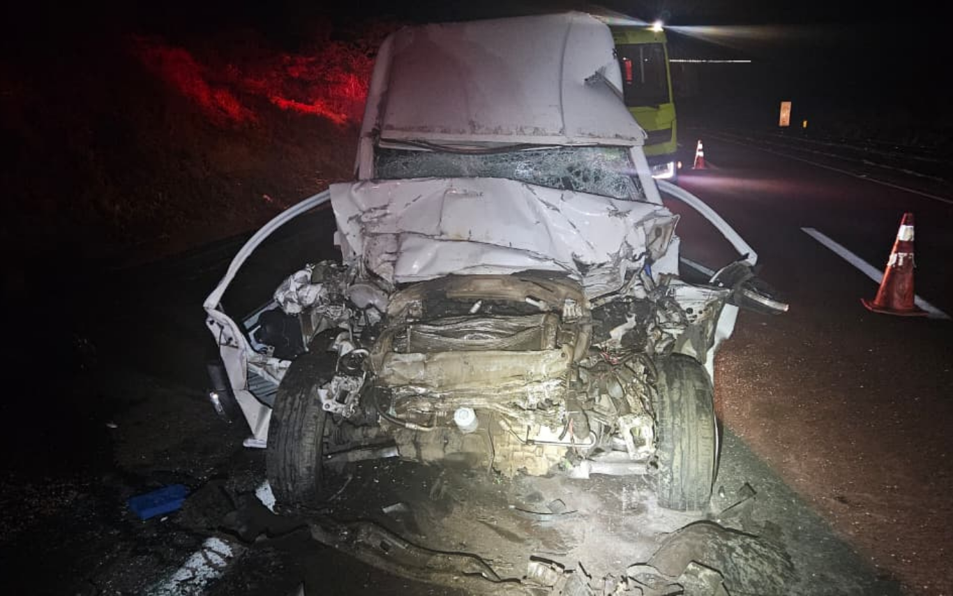 Veículo após colisão traseira na BR-050