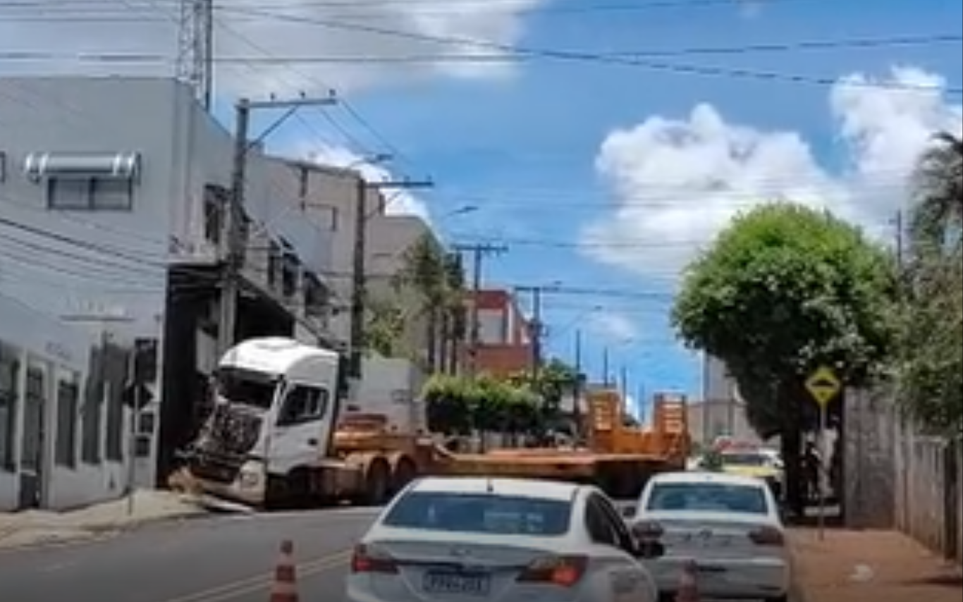 Imagem do caminhão atravessado em avenida do Tubalina.