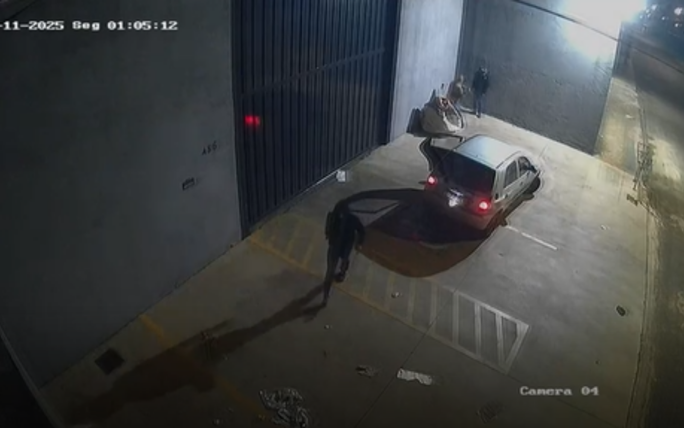 Imagem dos suspeitos chegando ao local da invasão.