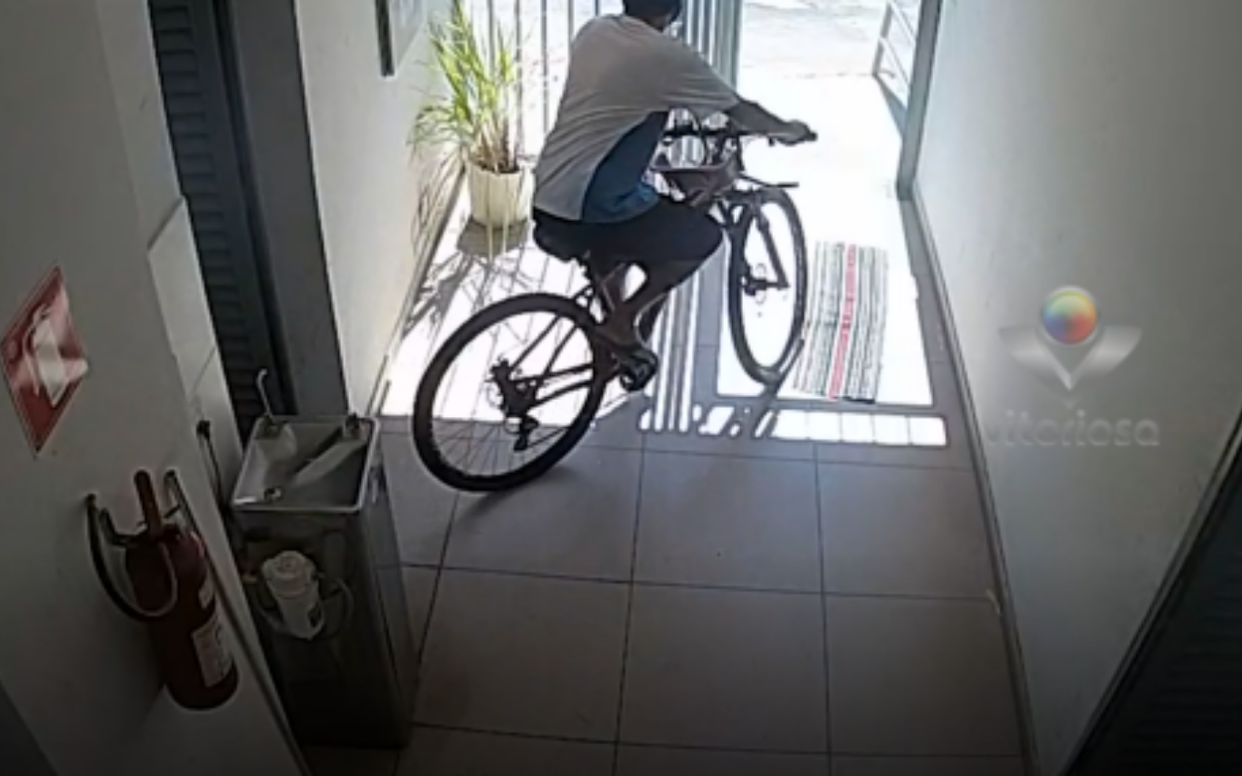 Imagens de câmera de segurança do momento do furto.