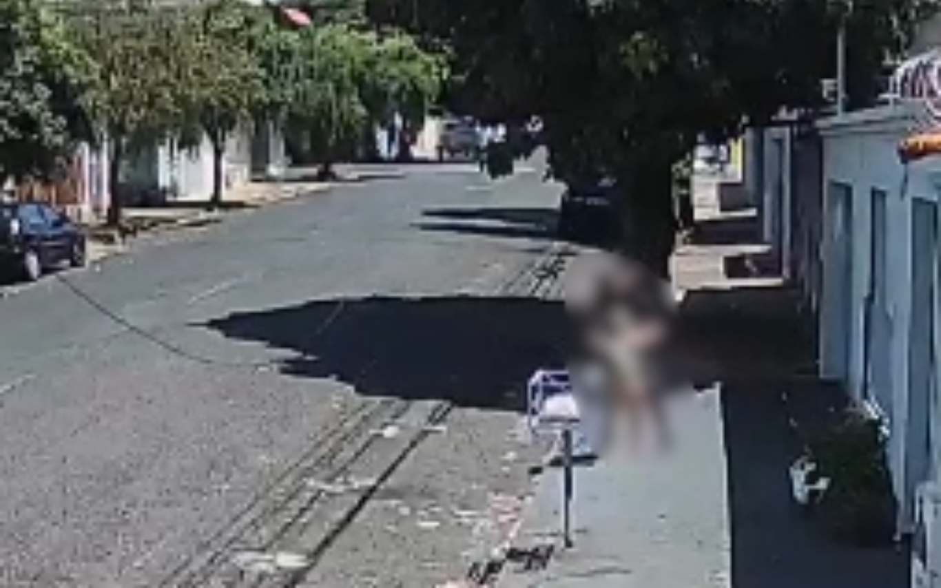 Imagem de câmera de segurança registrando o momento da importunação.