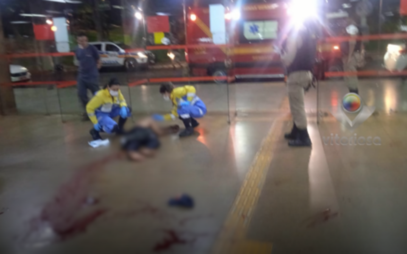 Atendimento do homem esfaqueado perto da Rodoviária de Uberlândia.