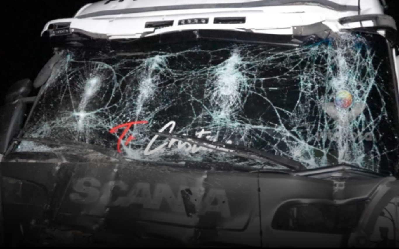 Carreta após o acidente.