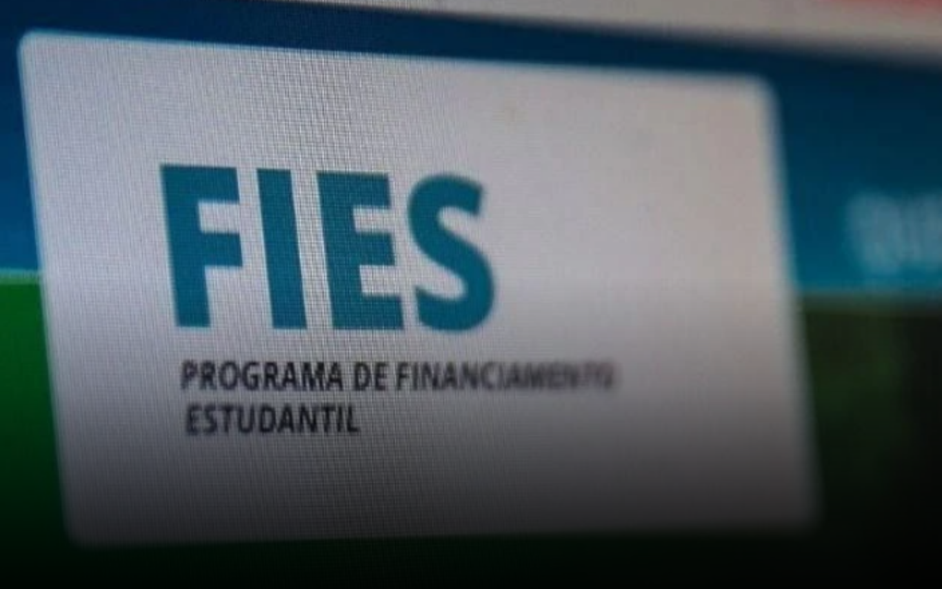 Fies é um programa que financia parte das mensalidades do estudante em universidades privadas.