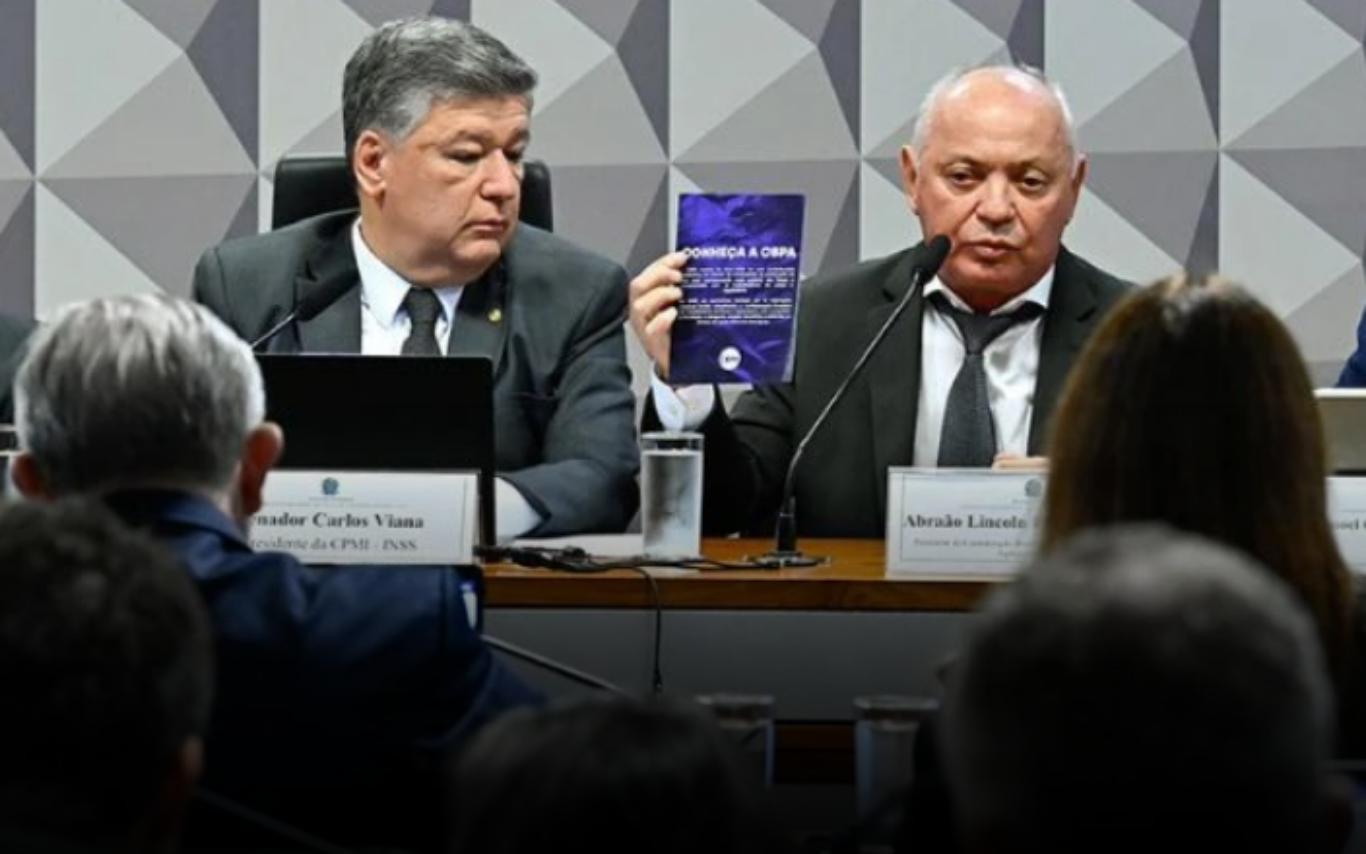 O presidente da CPMI do INSS, senador Carlos Viana, e o depoente, Abraão Lincoln.