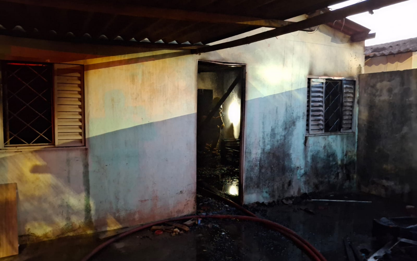 Residência atingida por incêndio em Araguari.