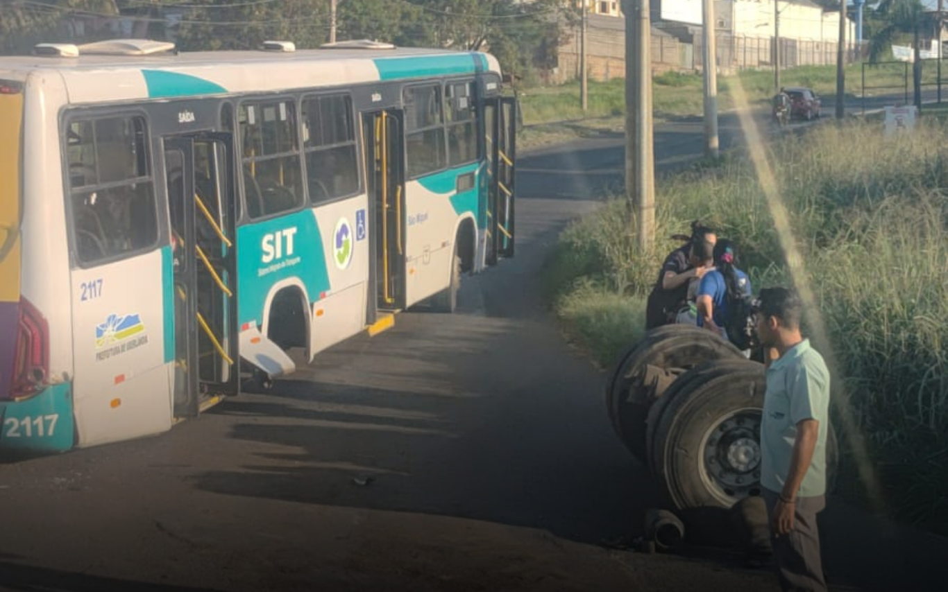 Ônibus que perdeu o eixo de rodas no Distrito Industrial.
