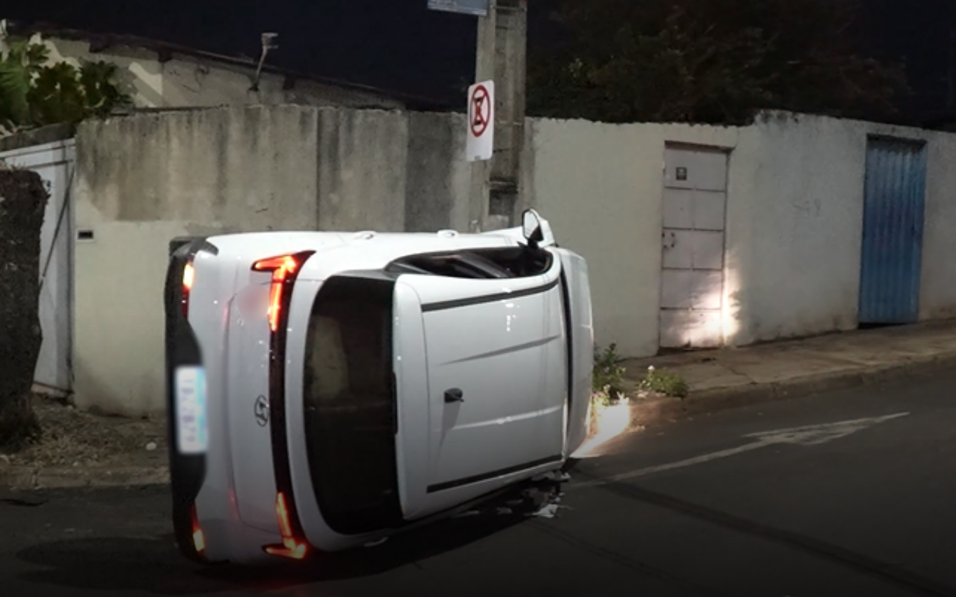 Carro capotado no bairro Pampulha, em Uberlândia.