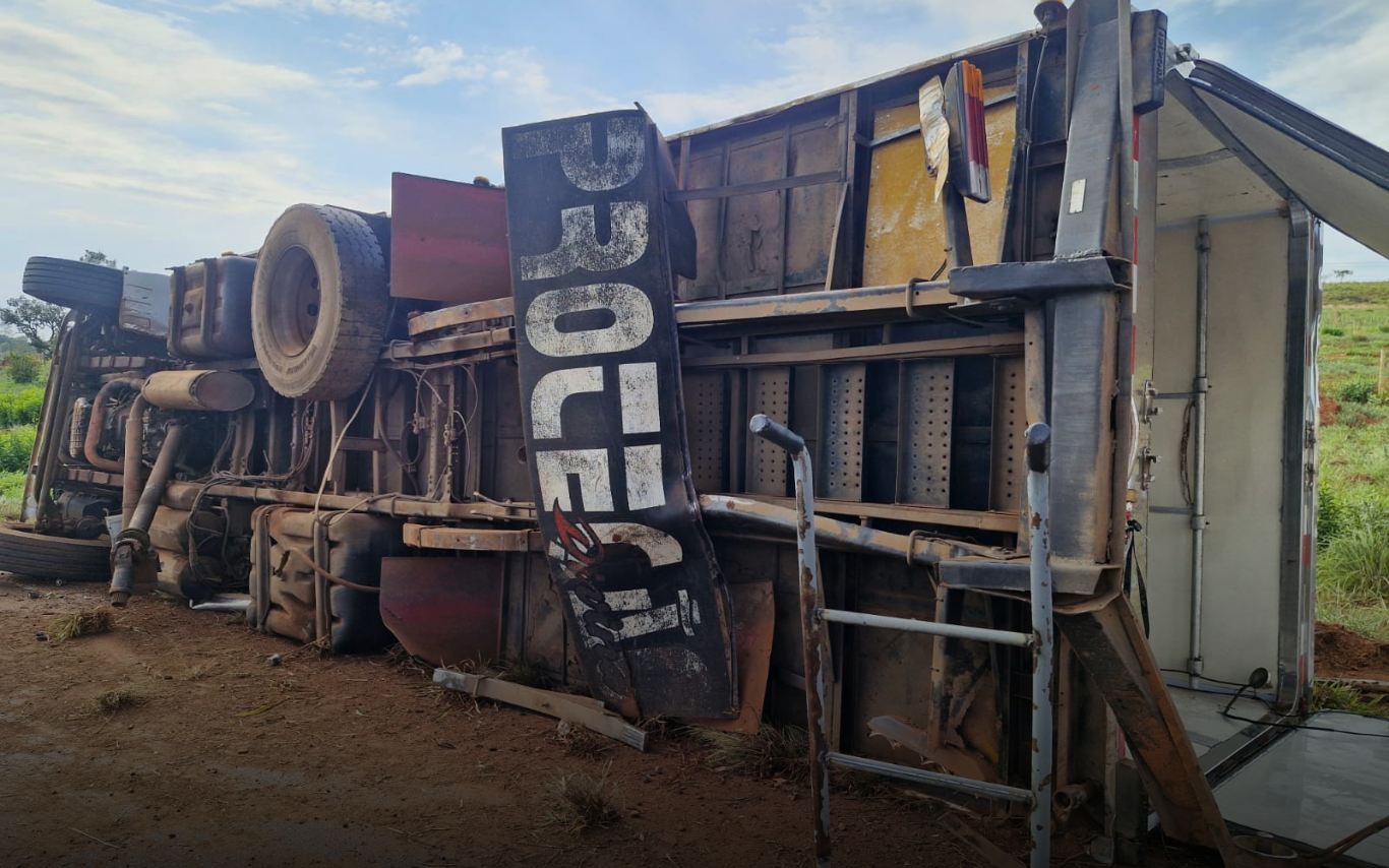 Caminhão tombado na MGC-497.