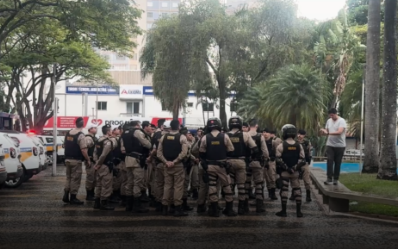 Polícia Militar reunida.