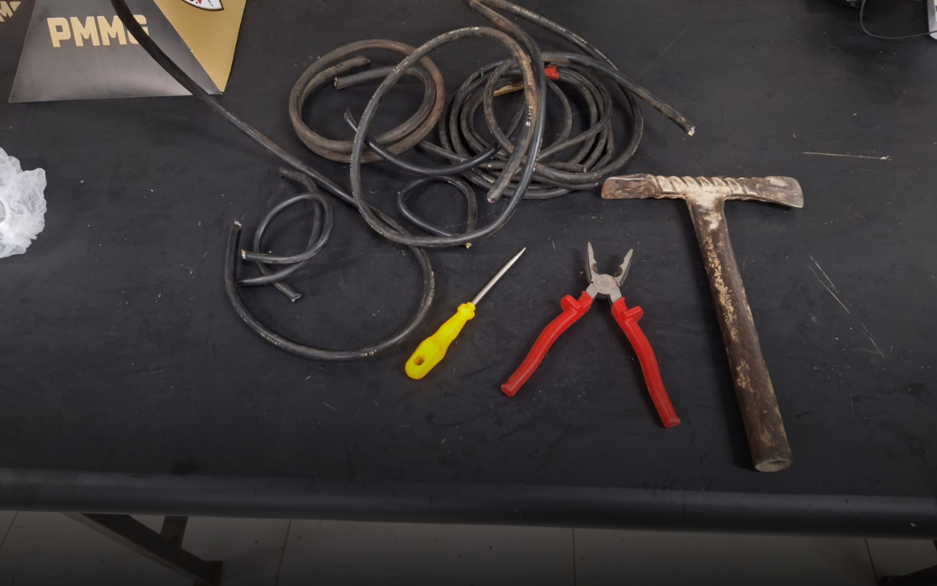 Fios elétricos furtados.