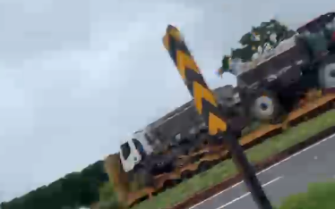 Carreta que tombou na BR-365.