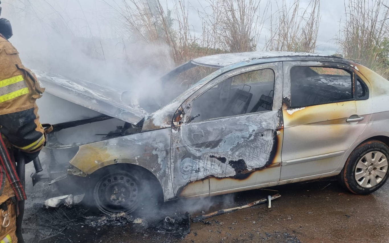 Carro em chamas perto do campus Glória.