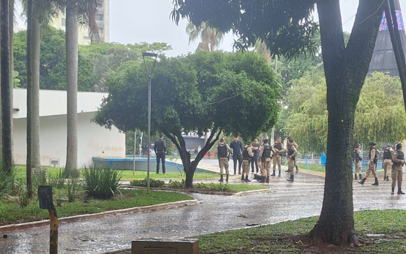 Policiais durante prisão de suspeito de furto a farmácia em Uberlândia.