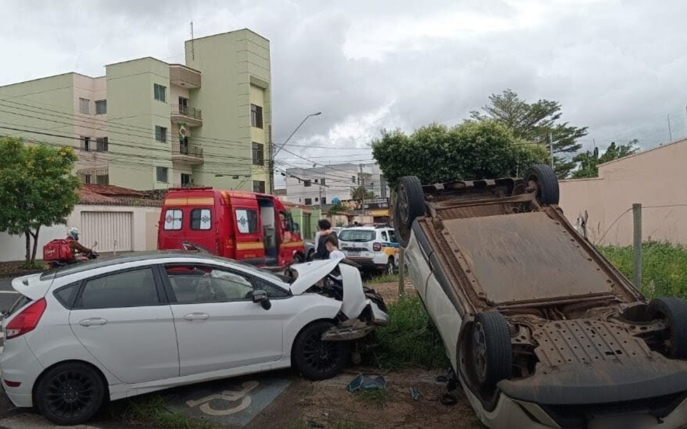 Local do capotamento no bairro Santa Mônica.
