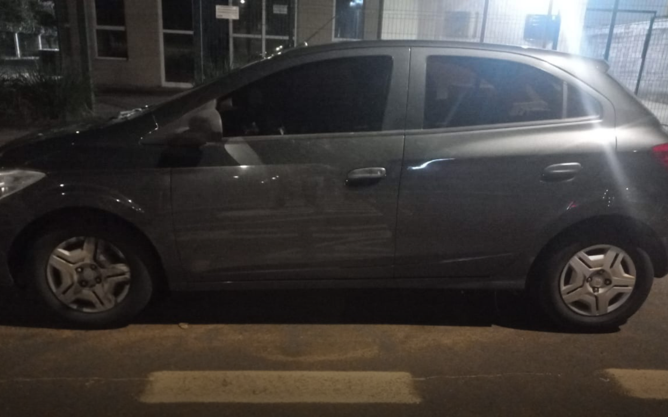 Carro roubado de motorista de aplicativo.