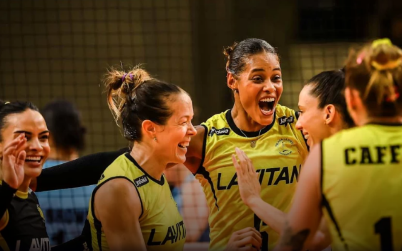 Jogadoras do Praia Clube comemoram ponto marcado em jogo nesta quarta-feira (10).