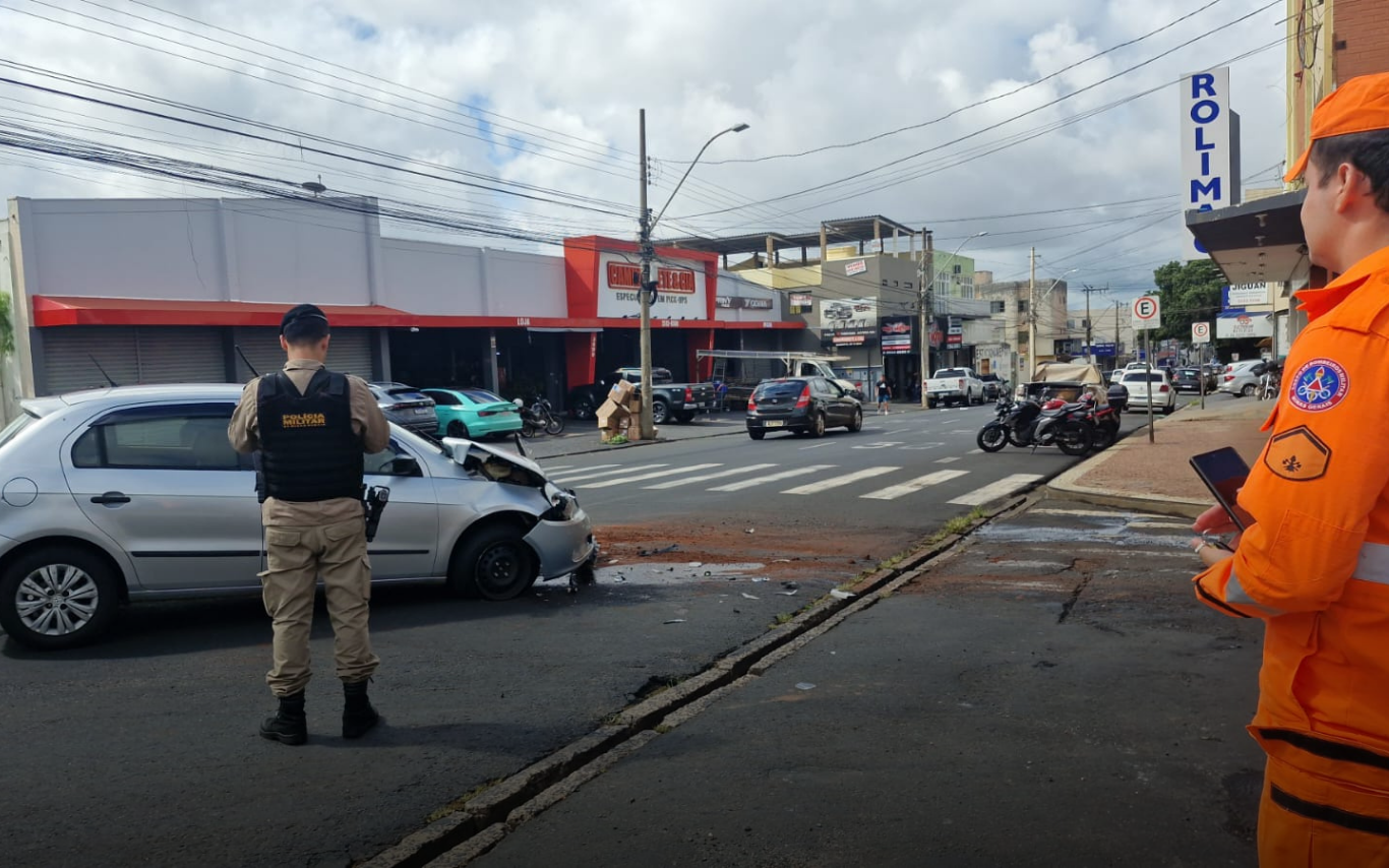 Acidente com derramamento de óleo na Avenida Floriano Peixoto, em Uberlândia.
