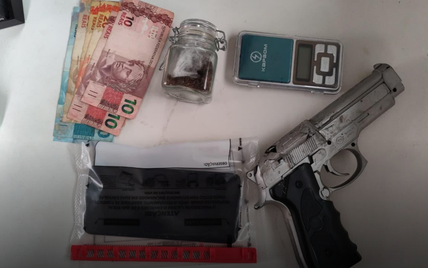 Itens apreendidos pelos policiais.