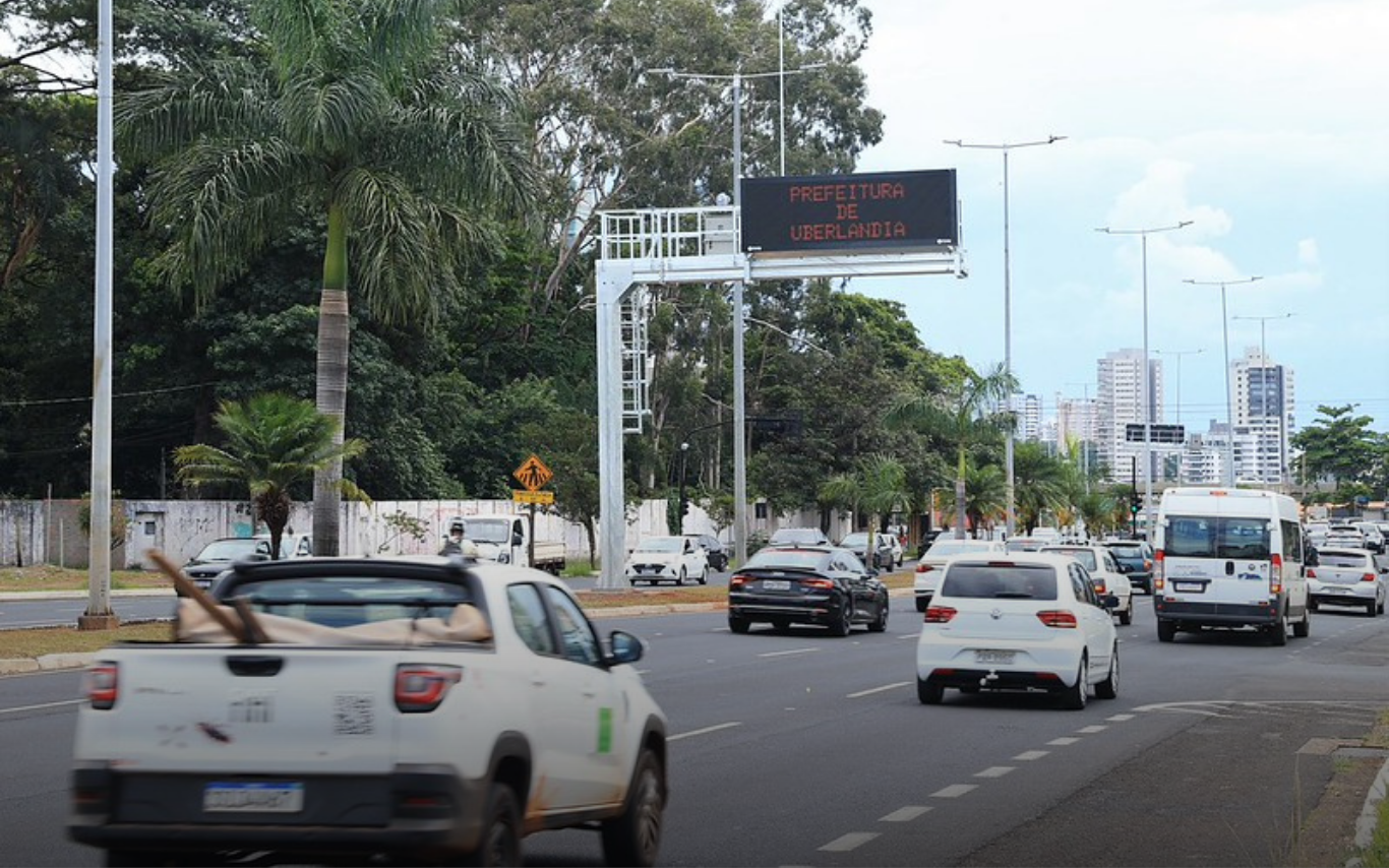 Painel informativo na Rondon Pacheco.