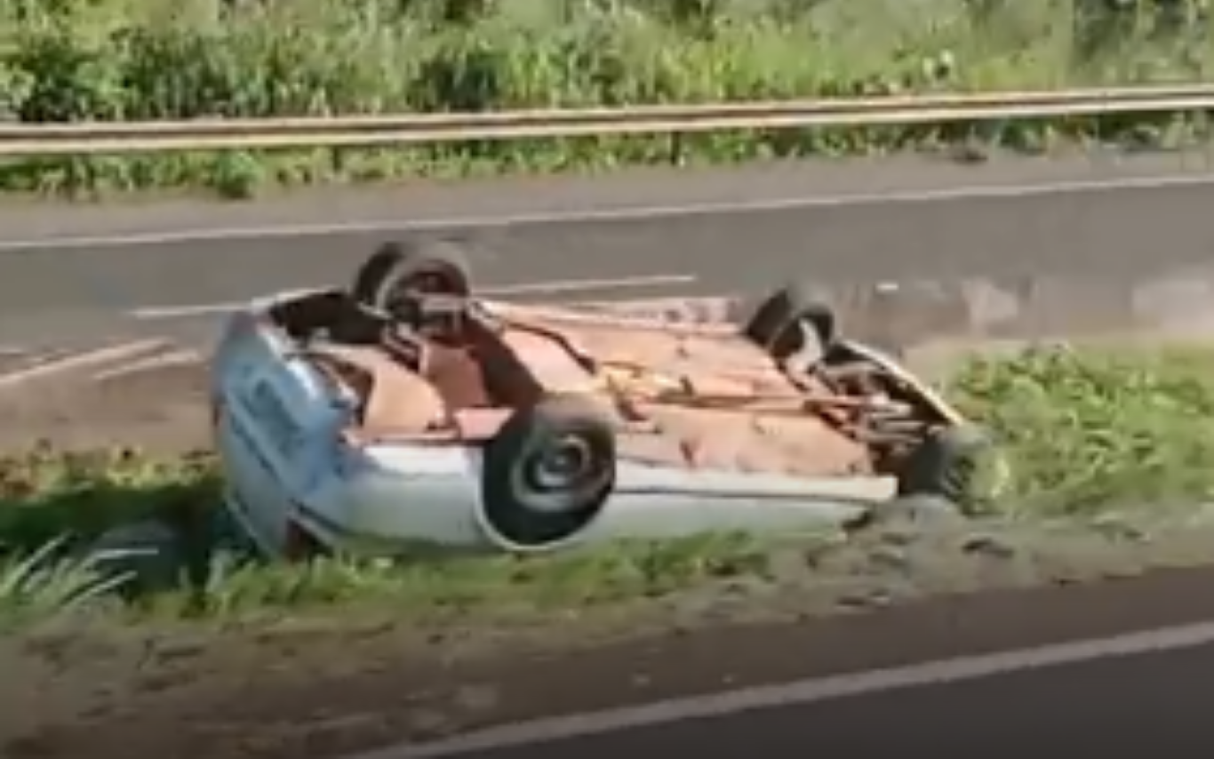 Carro capotado na BR-050.