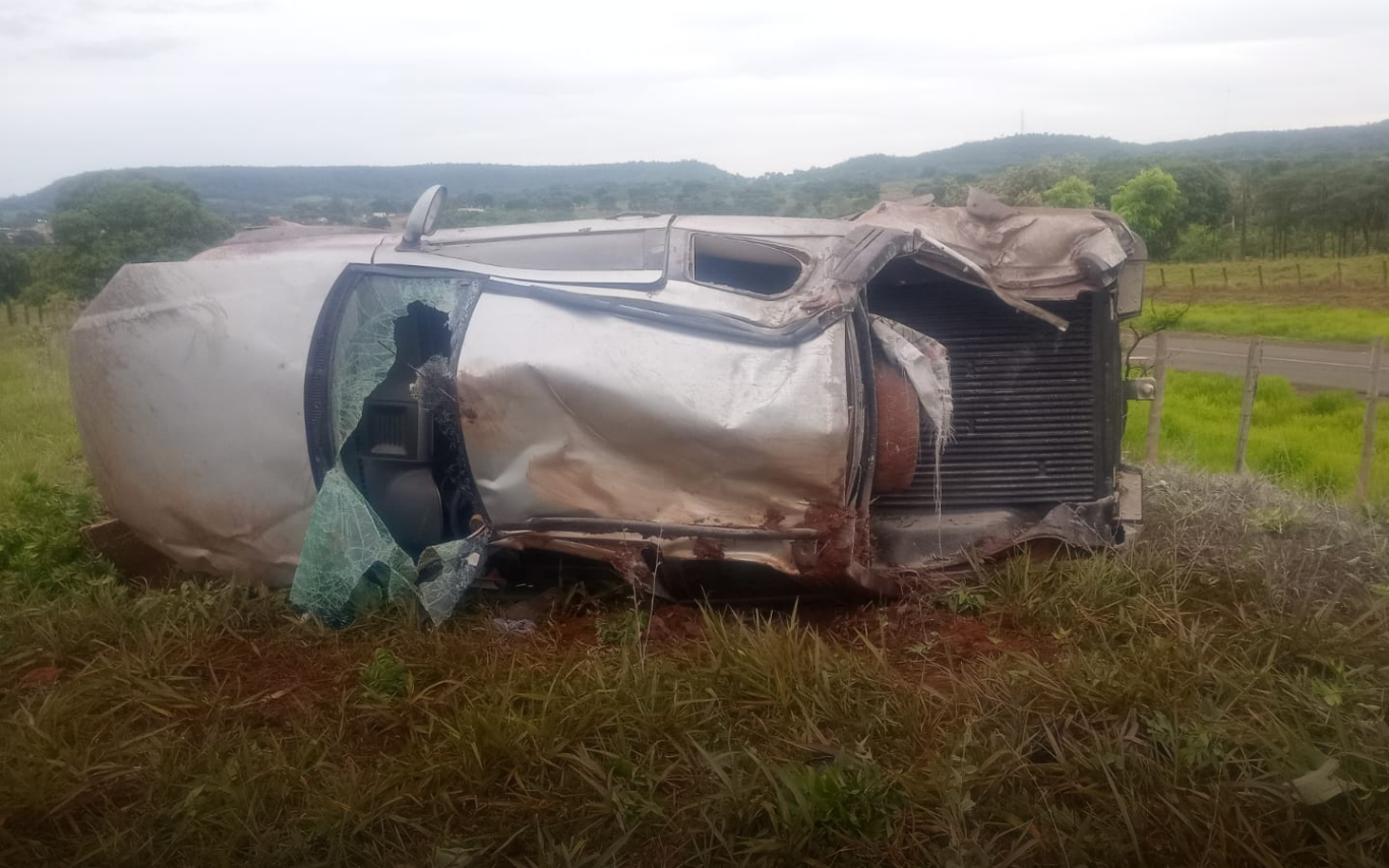 Carro capotado em Gurinhatã.