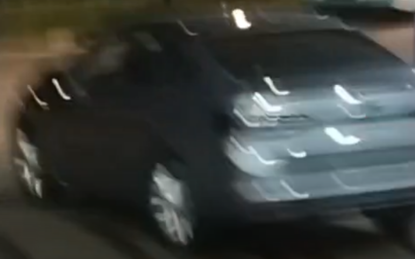 Fuga do carro após calote em posto de combustíveis em Uberlândia.