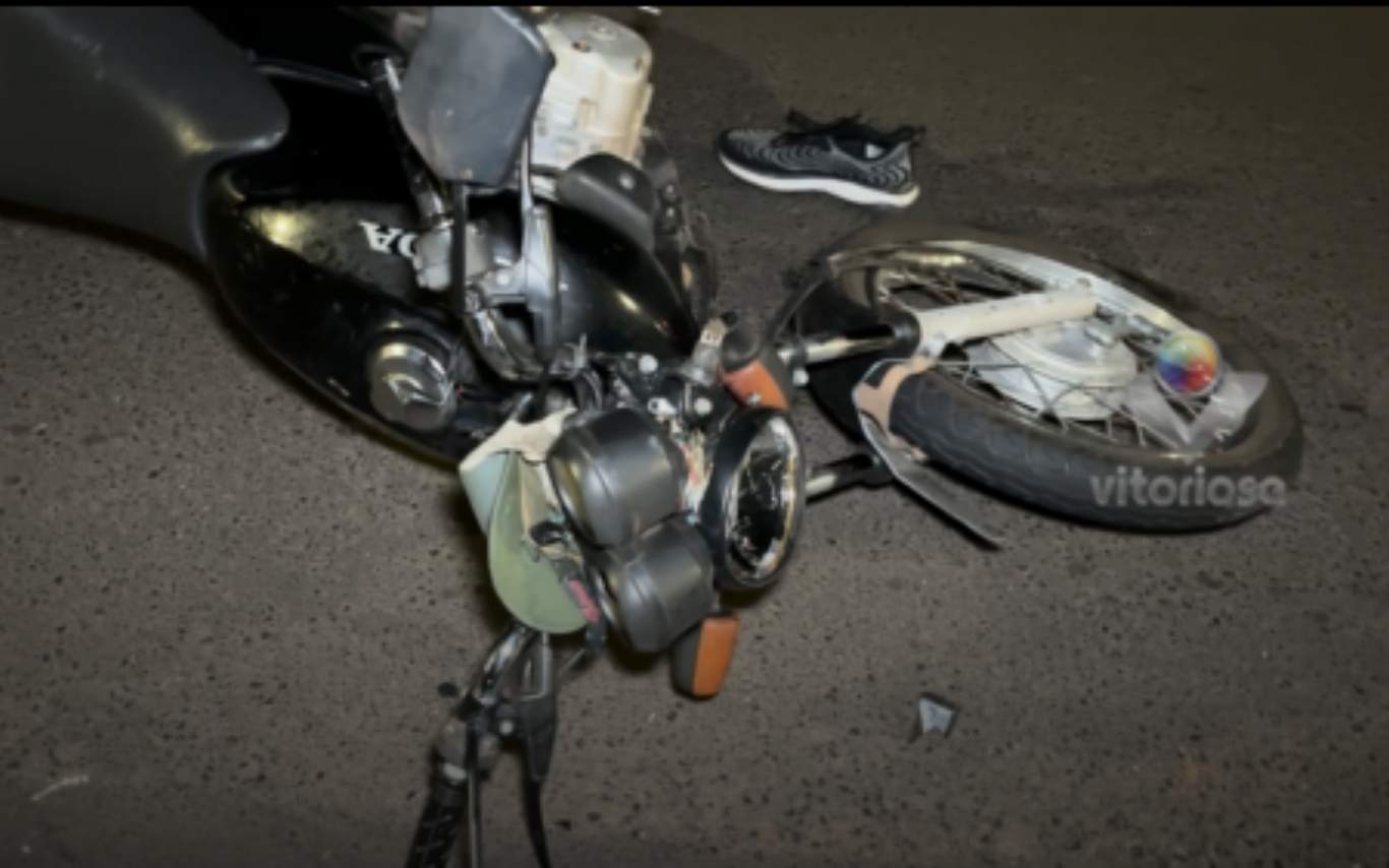 Motocicleta envolvida em acidente.
