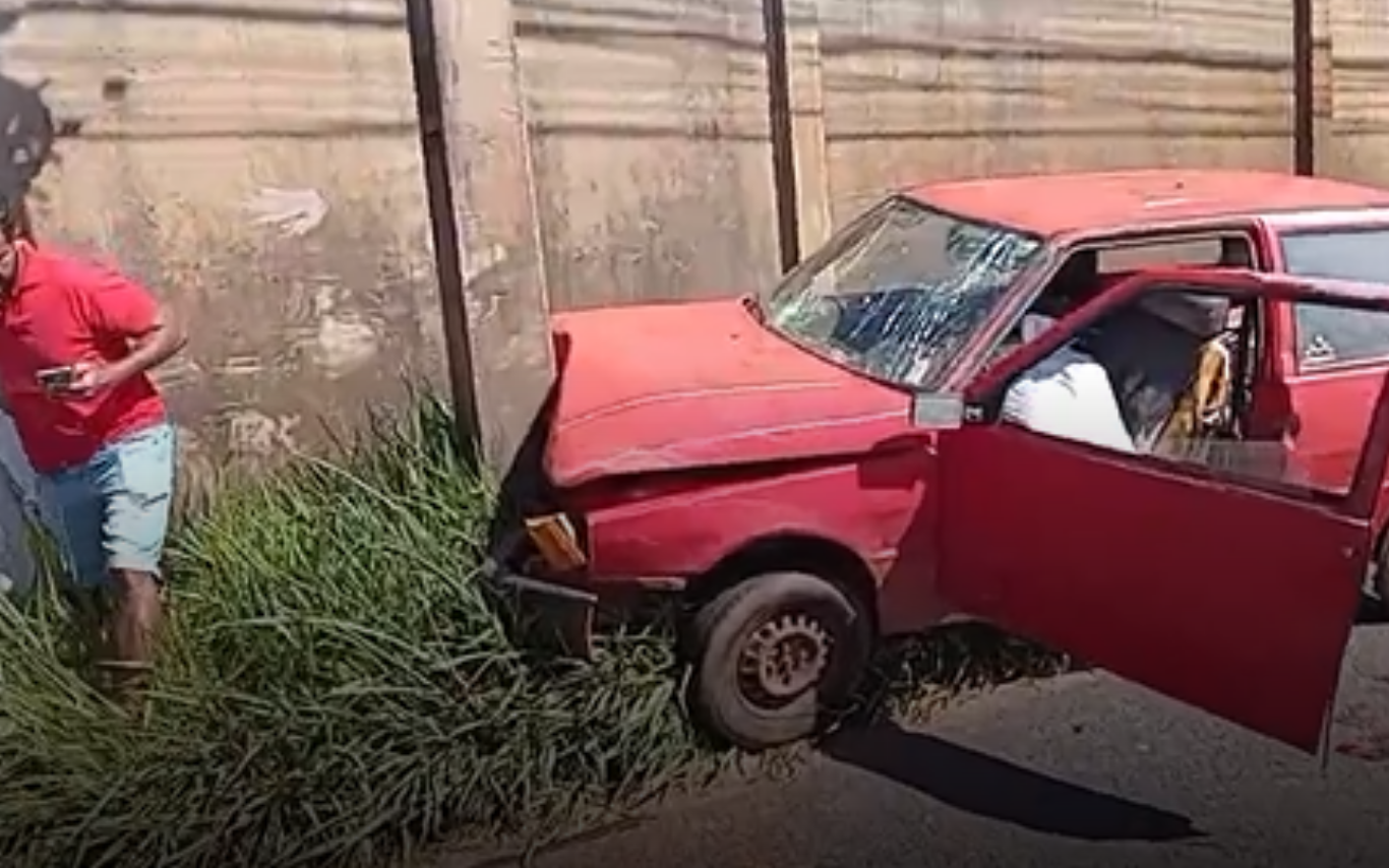 Colisão de carro em poste no Canaã