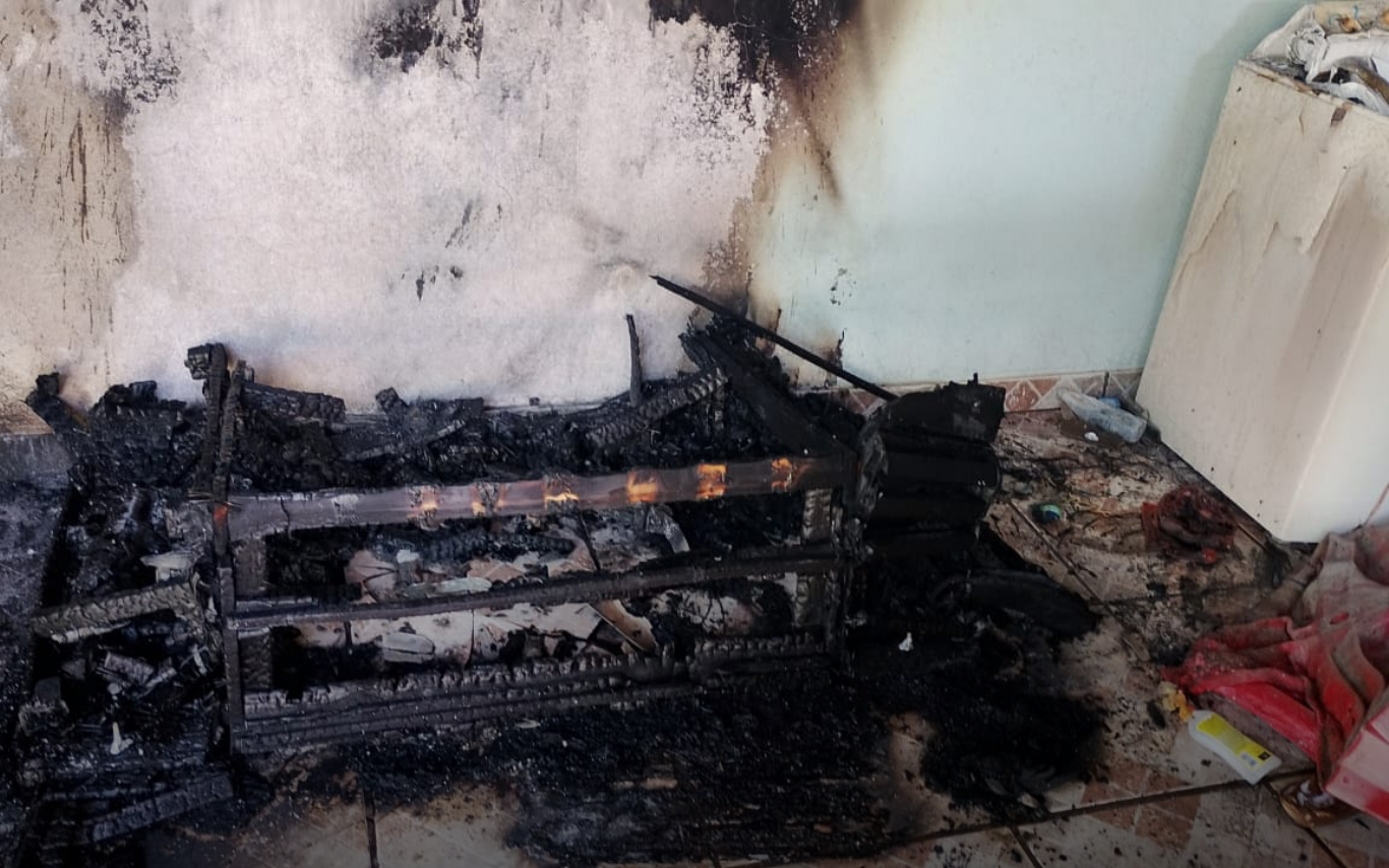 Residência após incêndio no bairro Jardim Brasília