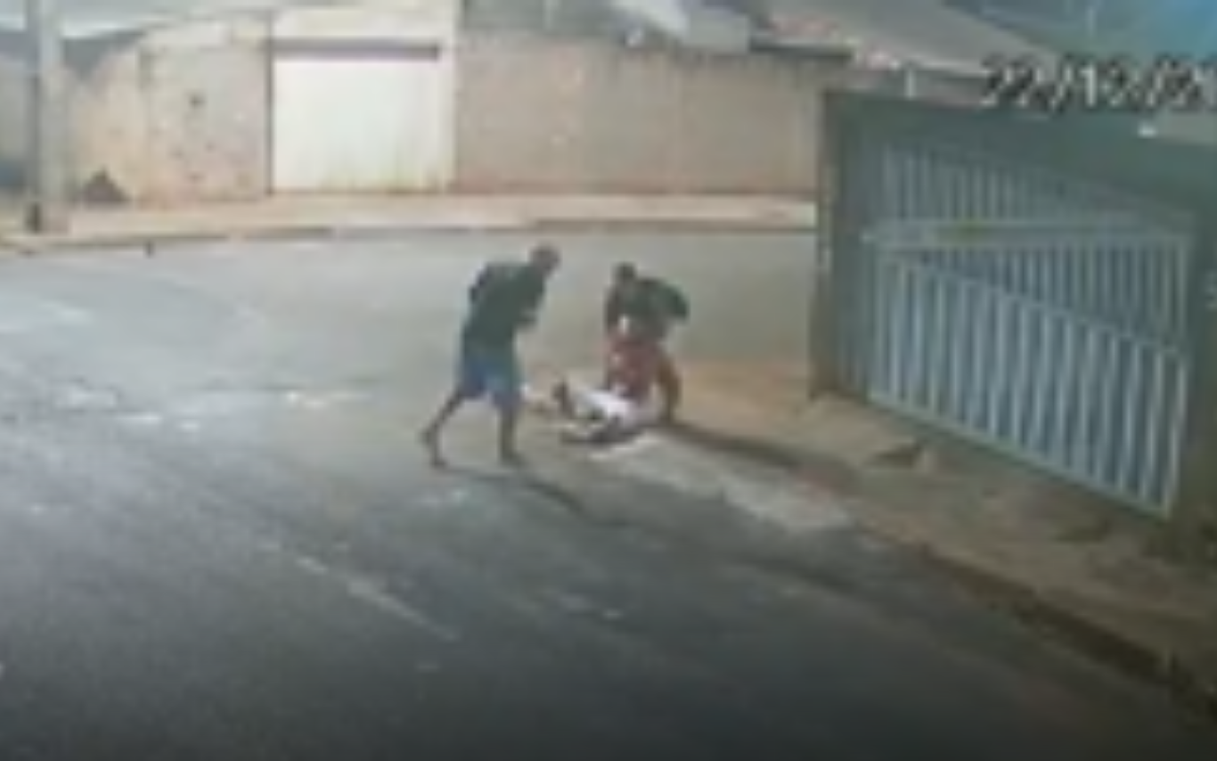 Imagens de câmera de segurança do momento do esfaqueamento.