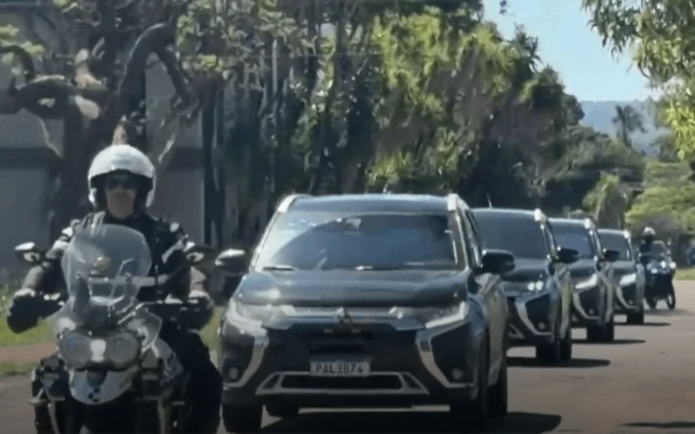 Comboio com ex-presidente saiu da PF depois das 9h30 para levar Bolsonaro ao Hospital DF Star