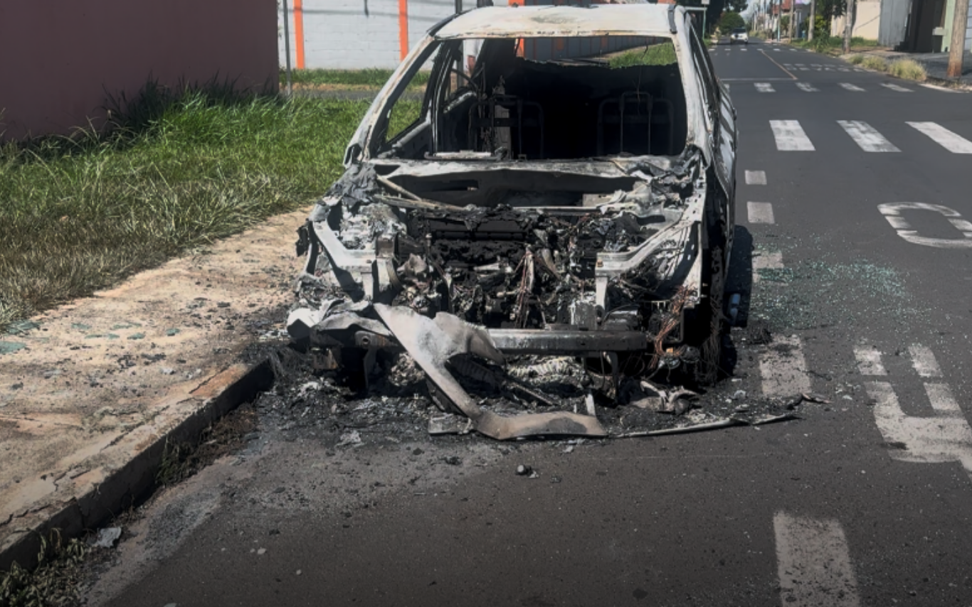 Carro destruído no local do incêndio