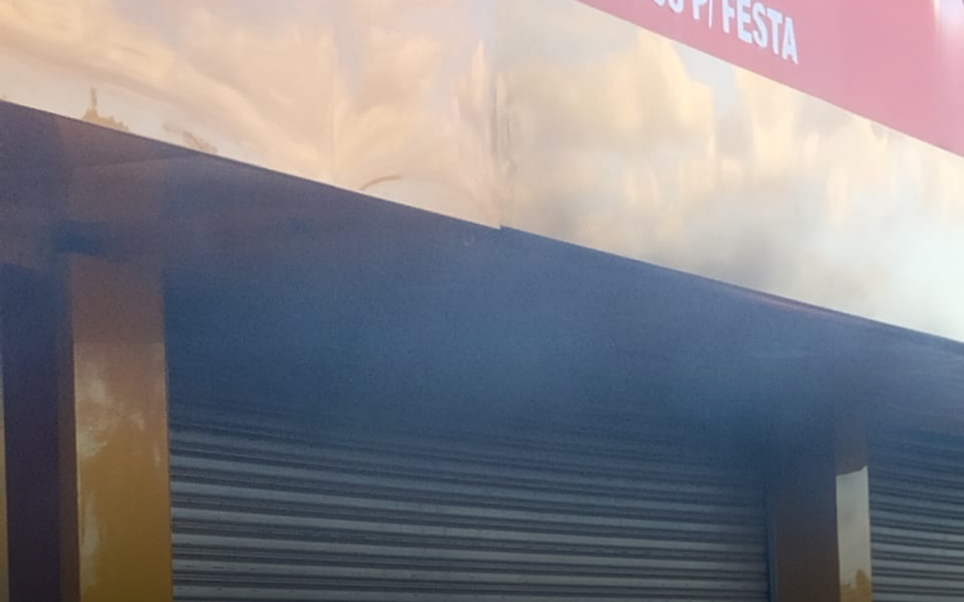 Registro das chamas no estabelecimento.