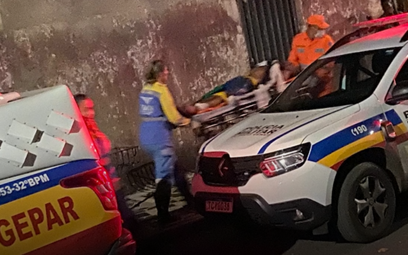 Homem sendo levado do local do incidente em uma maca.