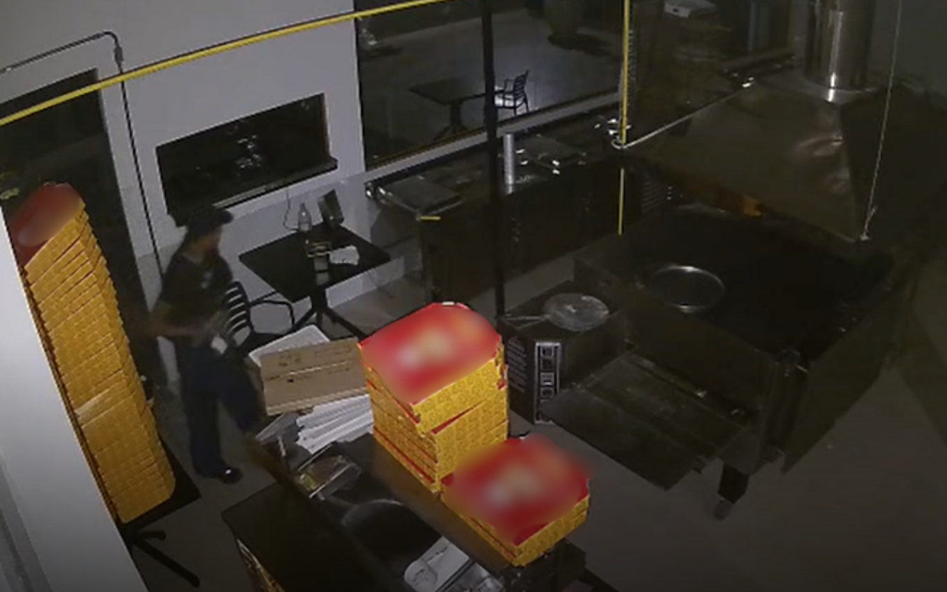 Registro da invasão em pizzaria.