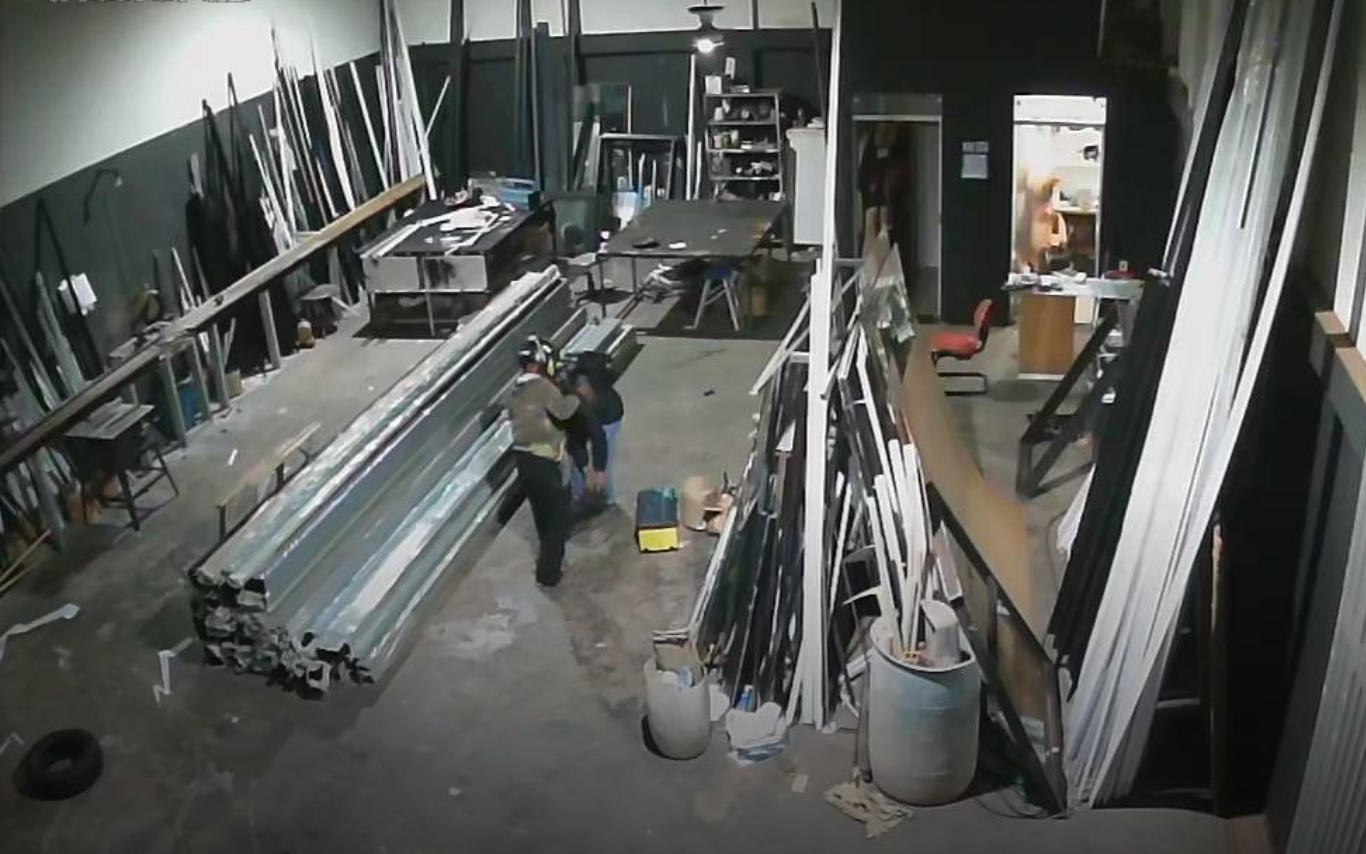 Registro do furto em vidraçaria.