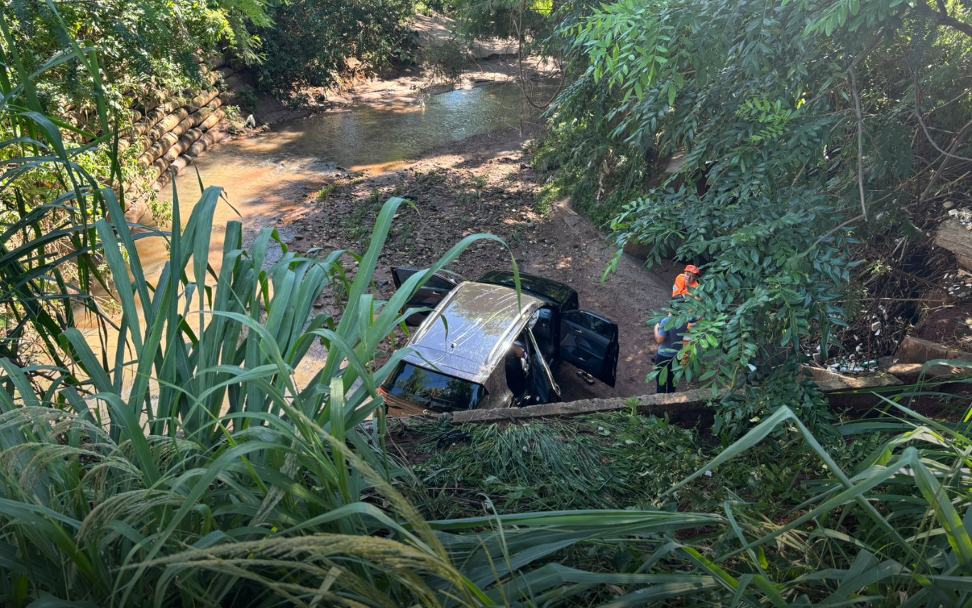 Carro caído em barranco.