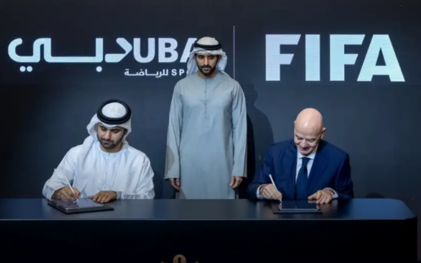 Presidente da Fifa ao lado do Sheikh Hamdan bin Mohammed bin Rashid Al Maktoum e do Sheikh Mansoor bin Mohammed bin Rashid Al Maktoum