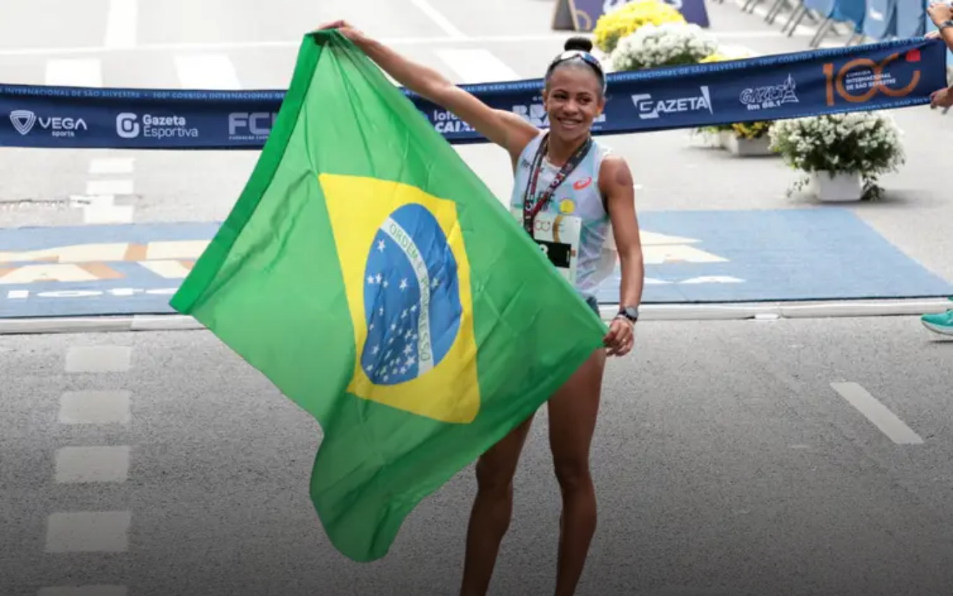 Atleta brasileira Núbia de Oliveira, terceiro lugar da categoria feminina da 100ª Corrida Internacional de São Silvestre.