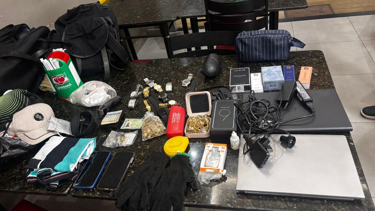 Itens apreendidos pela polícia durantea abordagem.