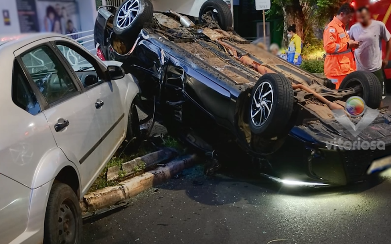 Acidente com capotamento no Centro de Uberlândia.