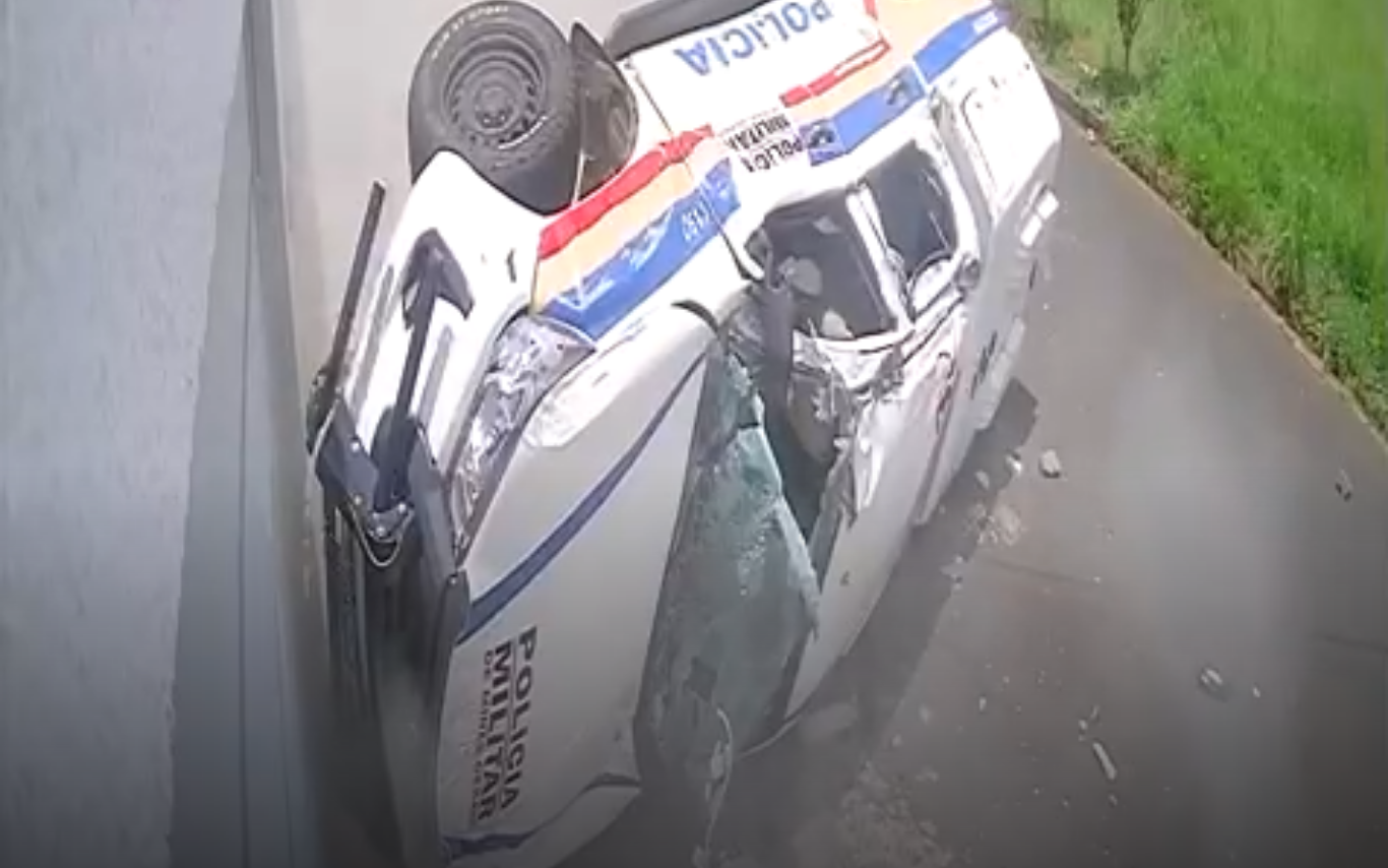 Viatura policial capotada no Jardim Europa.